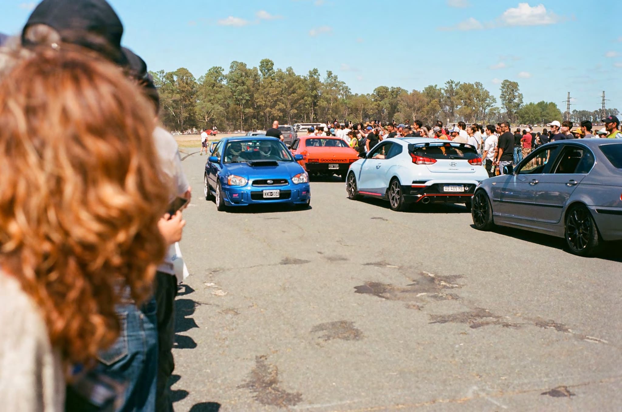 Público mirando autos en la pista