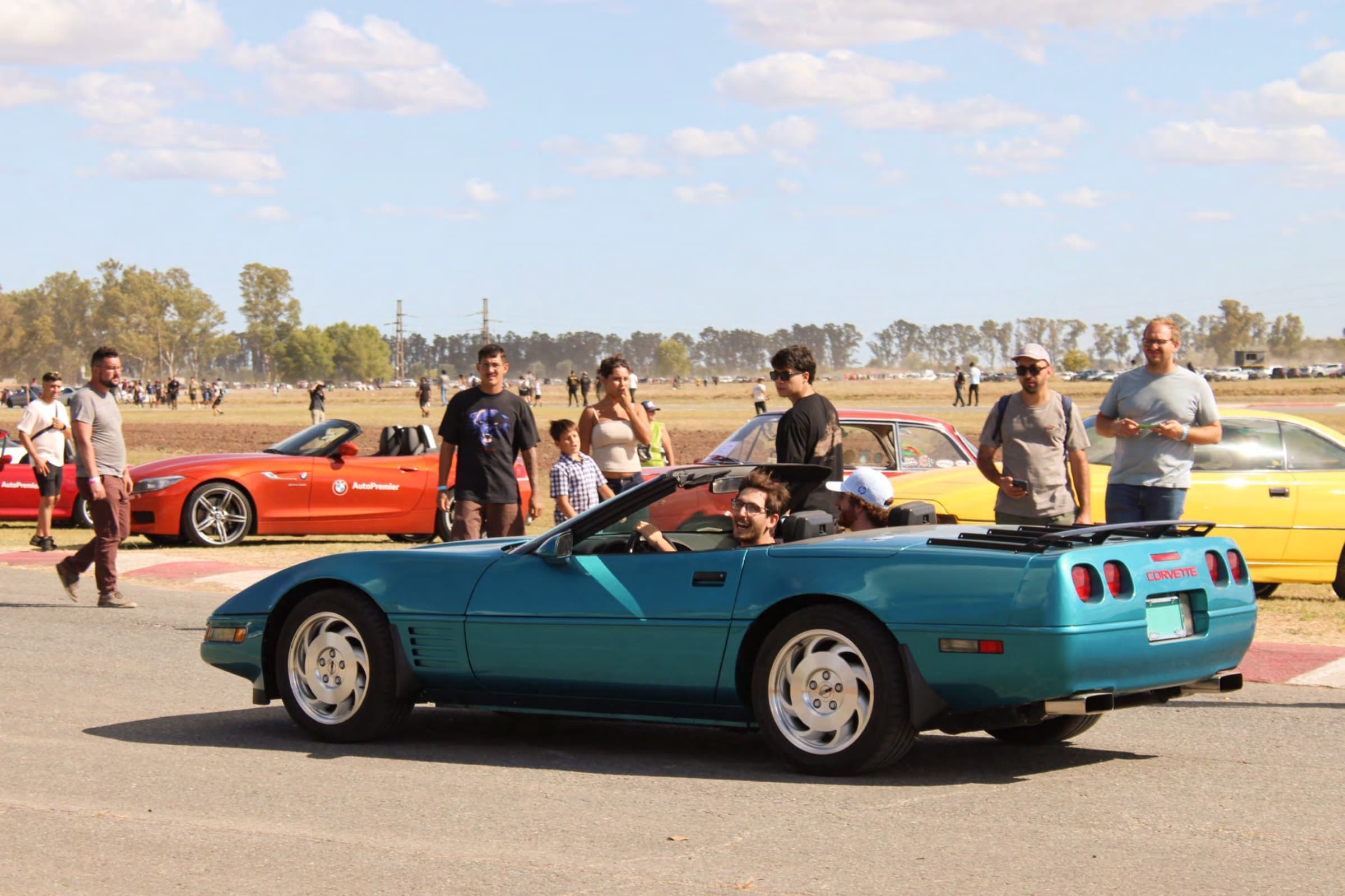 Un Corvette descapotable recorre la pista frente al público en Carbriata 2026