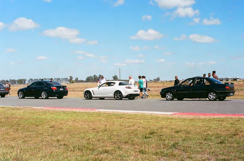 Autos recorriendo la pista del Autódromo de Dolores