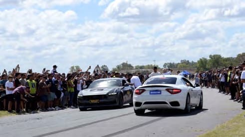 Público rodeando la pista en una largada