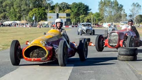 Autos de carrera históricos en la pista